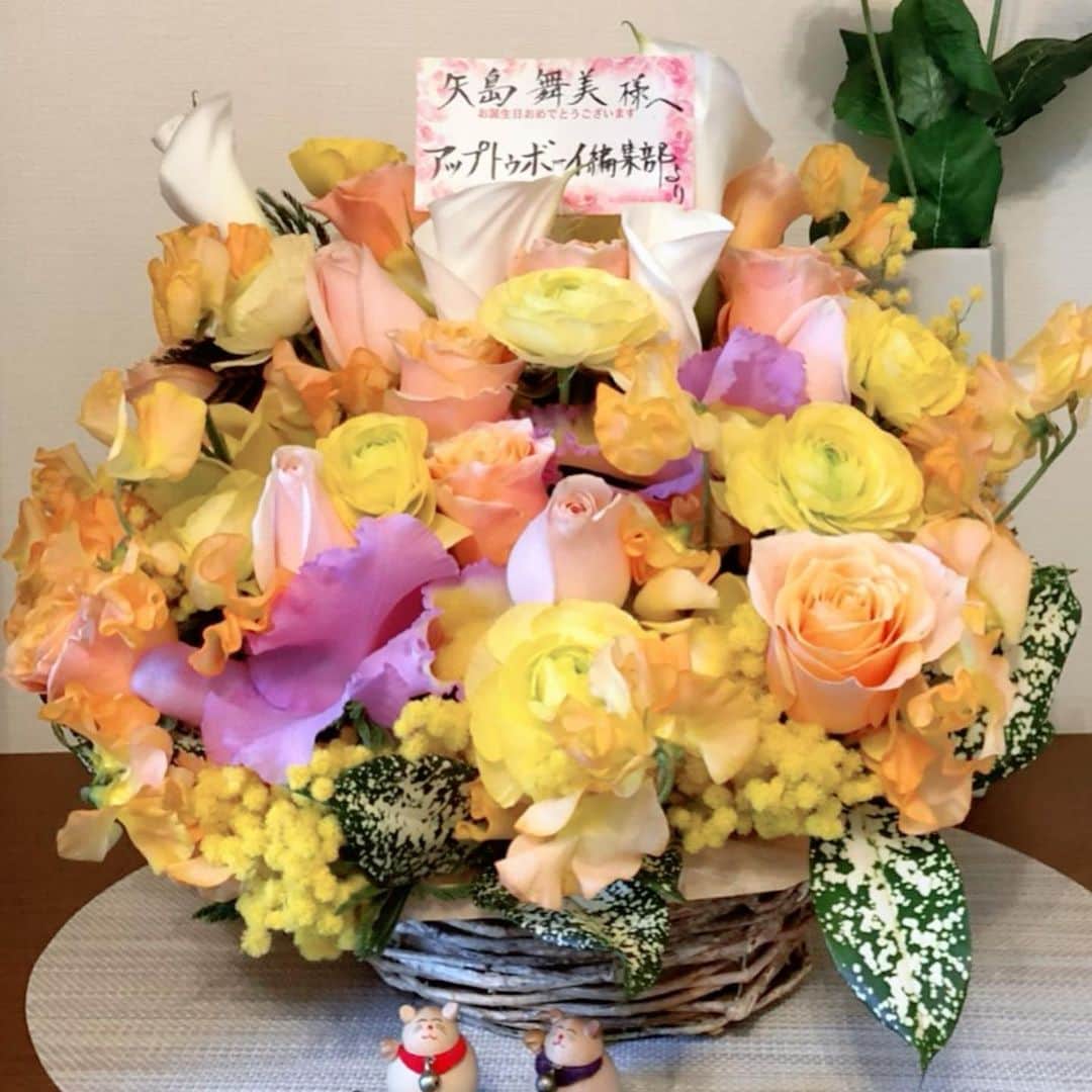 矢島舞美さんのインスタグラム写真 - (矢島舞美Instagram)「. 昨日いただいたお花をお家に飾ってみました〜♡お家中華やかになったぁ♡ お花って嬉しいよね♡ #時代劇専門チャンネル さん #アップトゥーボーイ さん そしてお花やお手紙、プレゼント、お祝いの言葉を下さった皆々様、本当にありがとうございました♡（ ; ; ） . . #矢島舞美」2月8日 22時36分 - maimiyajima_official_uf