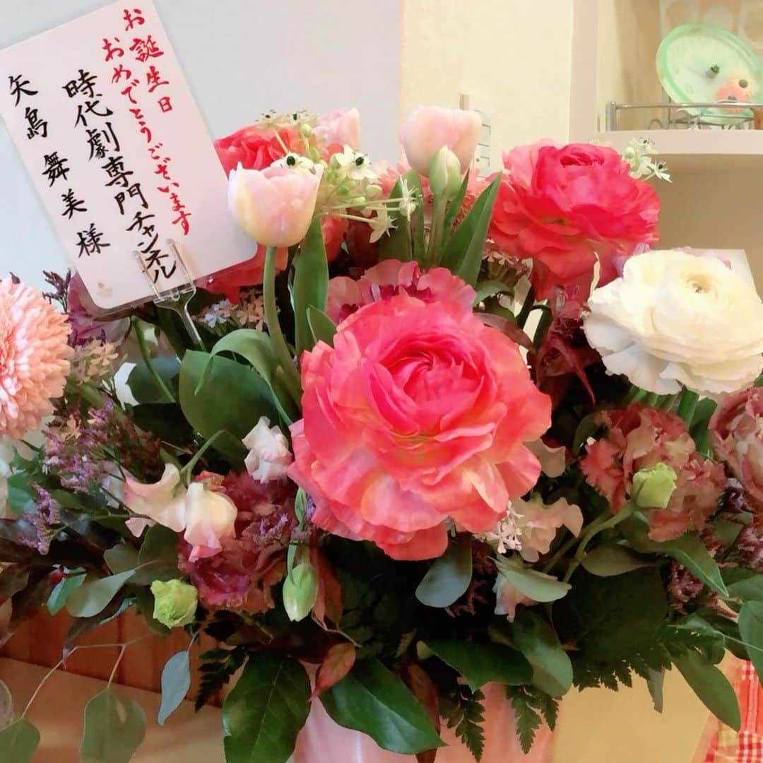 矢島舞美さんのインスタグラム写真 - (矢島舞美Instagram)「. 昨日いただいたお花をお家に飾ってみました〜♡お家中華やかになったぁ♡ お花って嬉しいよね♡ #時代劇専門チャンネル さん #アップトゥーボーイ さん そしてお花やお手紙、プレゼント、お祝いの言葉を下さった皆々様、本当にありがとうございました♡（ ; ; ） . . #矢島舞美」2月8日 22時36分 - maimiyajima_official_uf