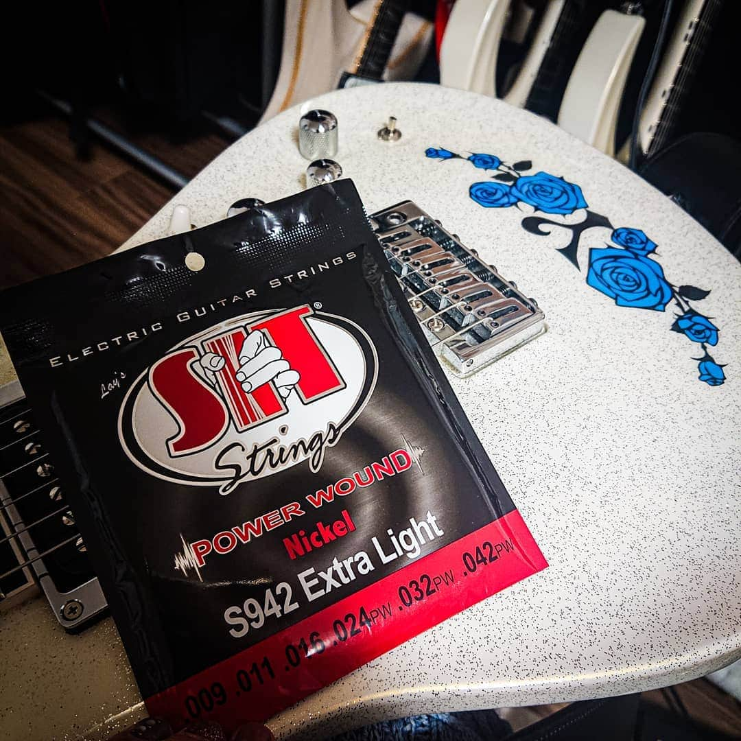 Yukiさんのインスタグラム写真 - (YukiInstagram)「ギターの弦交換。私はSIT Strings! ところでギターの弦を交換するって英語で何て言うんだろう？change? exchange?誰か知っている人いたら教えて下さい～ 《D_Drive近々のライブ》 11日 (火)愛媛 新居浜 JEANDORE 14日(金)兵庫 神戸チキンジョージ 15日(土)徳島 Jiro's ギター BAR 16日(日)香川 高松 Studio Nashville  詳細はddrive-official.comへ  #D_Drive #yuki #SITstrings #guitar #esp」2月8日 22時42分 - d_drive_gt_yuki