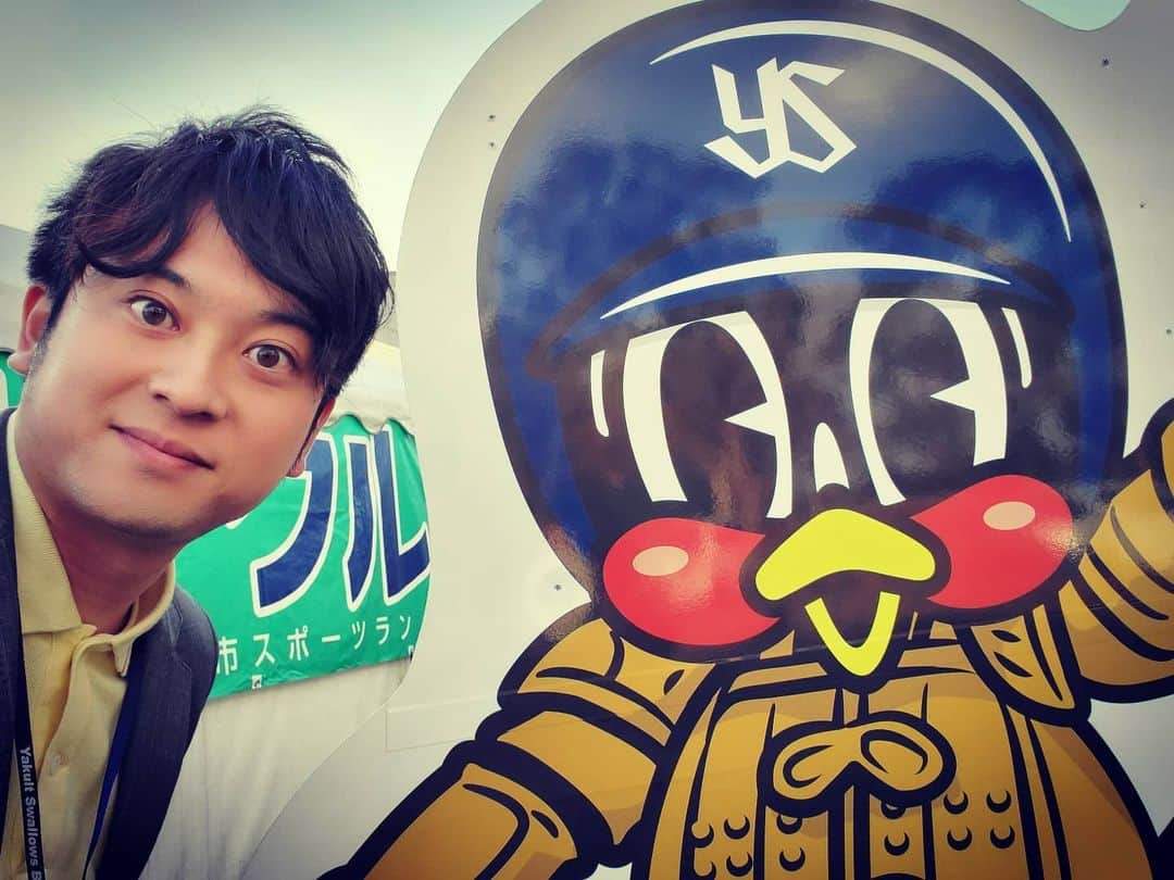 飯田嘉太のインスタグラム：「キャンプ取材①日目⚾  今日はヤクルトの奥川投手☺  多くのファンの方々が居て 奥川投手が動けばファンも動く✨笑  そんな①日でした😂  ブルペンでのシャドウピッチングは音が凄かったです👍  明日は巨人の山瀬選手じゃー‼  個人的に石川から来ていた人達に 声を掛けてもらえたのは嬉しかったです😳  #石川テレビ #石川さん #livenewsit #イイダスポーツ #アナウンサー #announcer #飯田嘉太 #プロ野球 #宮崎 #キャンプ #取材 #つば九郎 #ツーショット #東京ヤクルトスワローズ #ヤクルト #swallows #星稜 #奥川恭伸 投手 #笑顔 #必笑 #ピッチャー #シャドウピッチング」