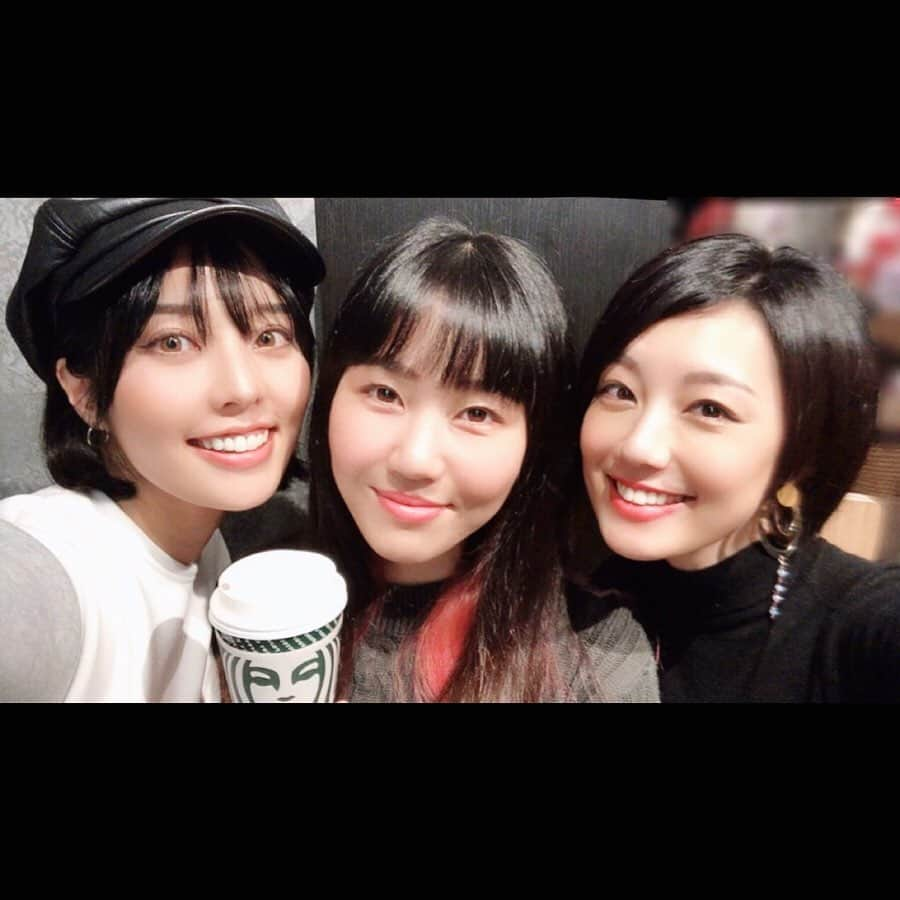 早瀬英里奈さんのインスタグラム写真 - (早瀬英里奈Instagram)「東京へ戻る５日目🌟 ・ 私達より先に東京へ仕事で向かっていた三女の詩織(SHIORI)💛と羽田空港で合流✈️ ・ 数時間だけ三姉妹揃ってお茶して、福岡へ戻る三女をお見送りました☕️✨ ・ ５日間は、アップしている内容より実際は更になかなかのハードスケジュールでしたが… なんだかんだこの元気🤣 ・ 動画の最後は、お決まりの“早瀬英里奈“のものまね…(中途半端なとこで切れるけど😂💫) ・ 帰省中は母の誕生日を🎂✨そして翌月の１２月には両親が揃って東京に来る用事があったので、次女の舞佳(MAIKA)💙と母と父の誕生日をお祝いできました🎂✨ ・ 家族揃って誕生日をお祝いできたり、家族揃って日帰り旅行できたのは何年振りだっただろう… ・ 家族全員で集まることは簡単ではないけど、可能な限りは、こうしてまた大切な日に集まれたらと改めて思いました🌸✨ ・ ・ ・ #福岡 #博多 #博多三姉妹 #東京 #羽田空港 #家族 #誕生日 #旅行 #家族時間 #早瀬英里奈 #erinahayase」2月8日 22時49分 - erina.hayase