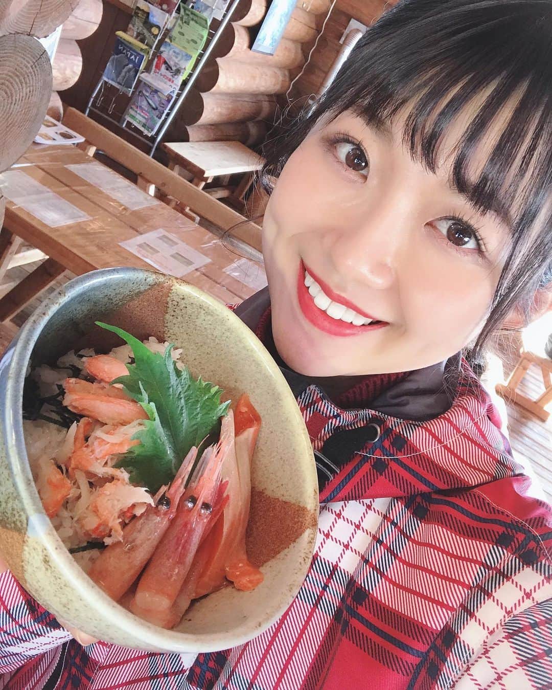 のインスタグラム：「ゲレ食って台本に書いてあって、ゲレンデにあまり行かない私には聞き慣れない言葉で読んでてもはてなが浮かびました😦 ゲレンデでとる食事をゲレ食って言うんだって！ . 山頂にあるゲレ食で海鮮丼！いただきましたー🤍 カニ甘エビ丼にしたよ🦀🦐 . #シャルマン火打 #新潟県 #糸魚川 #信越トライウォーク #チャンネル700 #ロケ #磯原杏華」