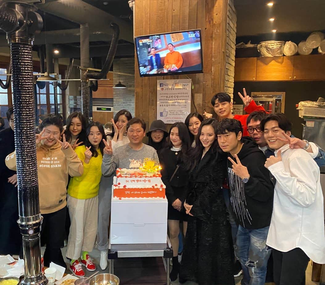 ユヨンさんのインスタグラム写真 - (ユヨンInstagram)「케이크 멋져🥳 마지막 사진은 너무 늦게 올려서 미안한 상은오빠의 세상에서 제일 맛있는 바나나누텔라머핀..💛헤헤 너무나 좋은 분들과 함께했던 간택이 어느새 내일 방송을 끝으로 종영을 앞두고있어요,,벌써 마음이 저릿하네요😭 간택 오늘 내일 본방사수 꼬옥 하기!!🔥 #간택」2月8日 22時59分 - hv_u0