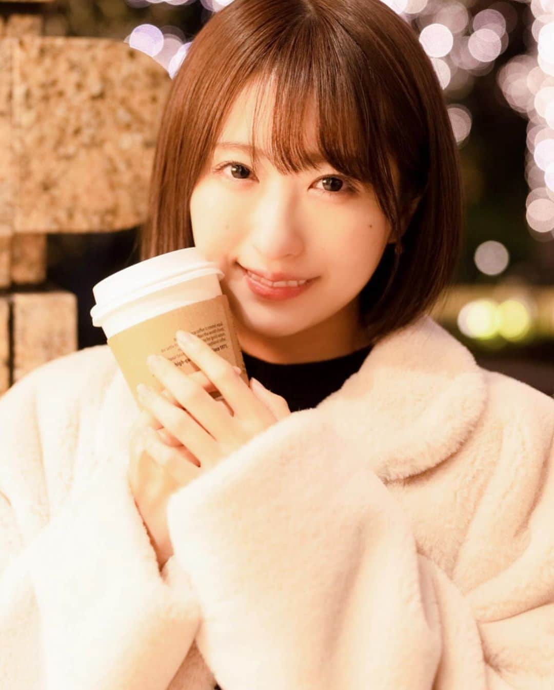 小桃音まいのインスタグラム：「. ずーっと好きなきゃらめるまきあーと☕️💓. . . この日は寒かったので珍しくホットにしました❄︎. . 最近はアイスの氷無し. ソイでミルク多めがすきです❤︎. . . みんなはスタバに行ったらなに飲みますか？. . #ポートレート #ポートレート撮影 #ポートレートモデル #写真好きな人と繋がりたい #写真 #カメラ好きな人と繋がりたい #ポートレートモデル #撮影モデル #ショートカット #ショートボブ #ボブ #小桃音まい #もこもこアウター #冬 #夜景撮影 #カフェ #キャラメルマキアート #キャラマキ #カフェ好き #カフェ #cafe #caramelmacchiato #photography #photooftheday #portrait #portraitphotography #japanesegirl #instagood #instalike #instafashion #instalove #followforfollowback」