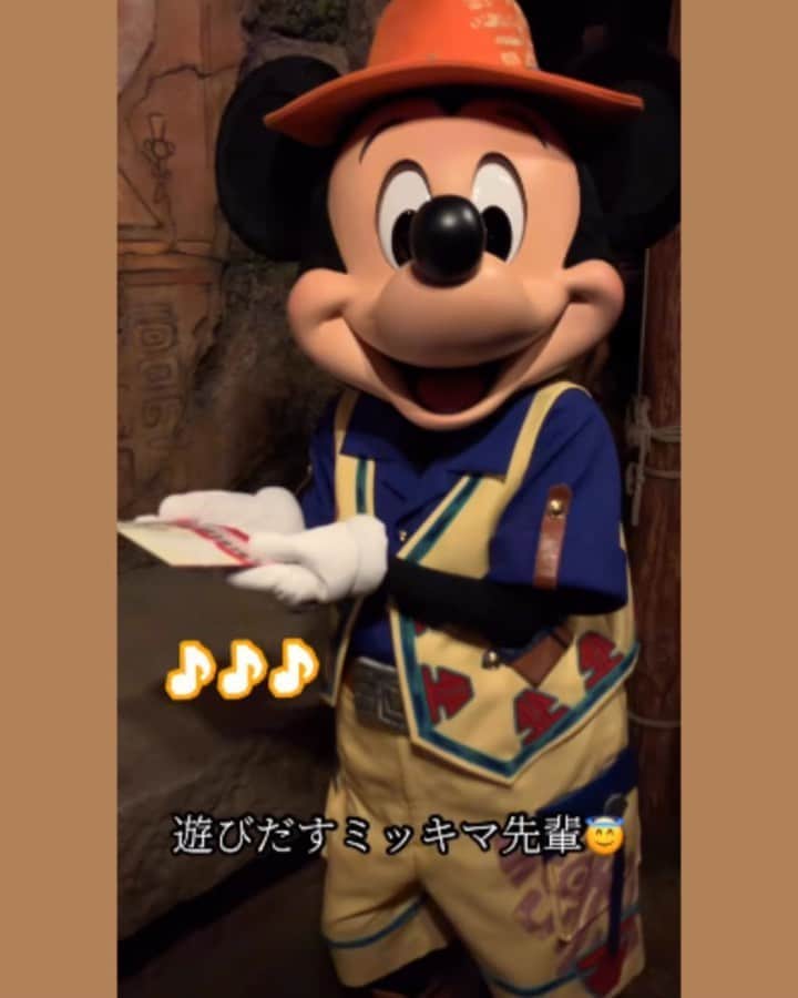 日岡なつみのインスタグラム：「ミッキーと爆笑ロンググリ🤣♫ ∵ 音のなるカードでしつこいくらいに遊んでくれたミッキマ先輩！めちゃめちゃ笑ったああ！ ∵ #ディズニー #東京ディズニーリゾート #ディズニーシー #東京ディズニーシー #東京ディズニーリゾート #ミッキー #ミッキーマウス #トレイルミッキー #トレミキ #トレイル #グリーティング #グリ #グリ動画 #キャラグリ #disney #tokyodisneyresort #disneysea #tokyodisneysea #TDR #TDS #mickey #mickeymouse  #greeting #ディズニー好き #ディズニー好きな人と繋がりたい」