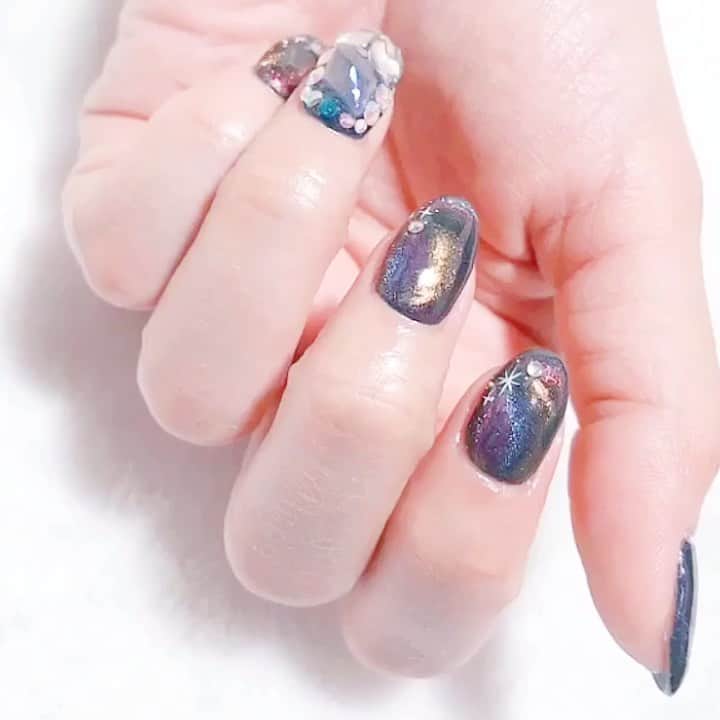 なかやまちえこのインスタグラム：「Aurora💫 #nail #nails #nailart #ネイル #美甲 #ネイルアート  #clou #nagel #ongle #ongles #unghia #japanesenailart #manucure #네일 #젤네일 #네일아트 #네일리스트 #japanesenails #manicurist #gelnails #أظافر #マグネットネイル #magnetnails #catseye #aldious #marina  さん@kimagure_cat_whim @pregelofficial  PREGELミューズ　マザーズブラック きまぐれキャット Cat’sEye 6952.6953.6954 きまぐれキャットピグメントハイリッチ  7601」