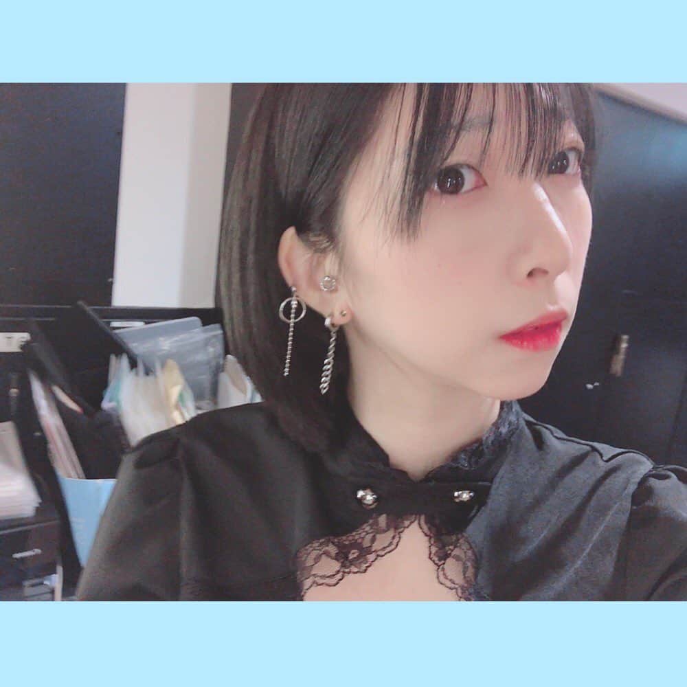 佐藤梨菜のインスタグラム：「👂4個と8個　 だいぶ少なくなった （2020.02.08現在）  1番多い時何個か忘れたけれど口も足首も手首も閉じちゃったから耳だけ合計12個しかあいてない。  #ピアス好き #FEAM #アイドル #いいね」