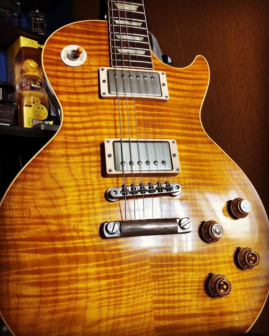 井上裕治のインスタグラム：「美し〜い虎目🐯🎸 Gibson 1959 Les Paul Historic Collection VOS⚡️ #gibson #lespaul #gibsonlespaul  #guitar  #music  #player  #awesome  #good  #nice  #love  #smile」
