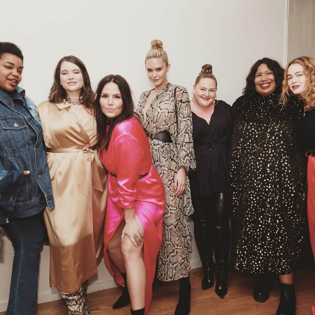 タラ・リンのインスタグラム：「Such a beautiful evening with my @11honore fam ❤️」