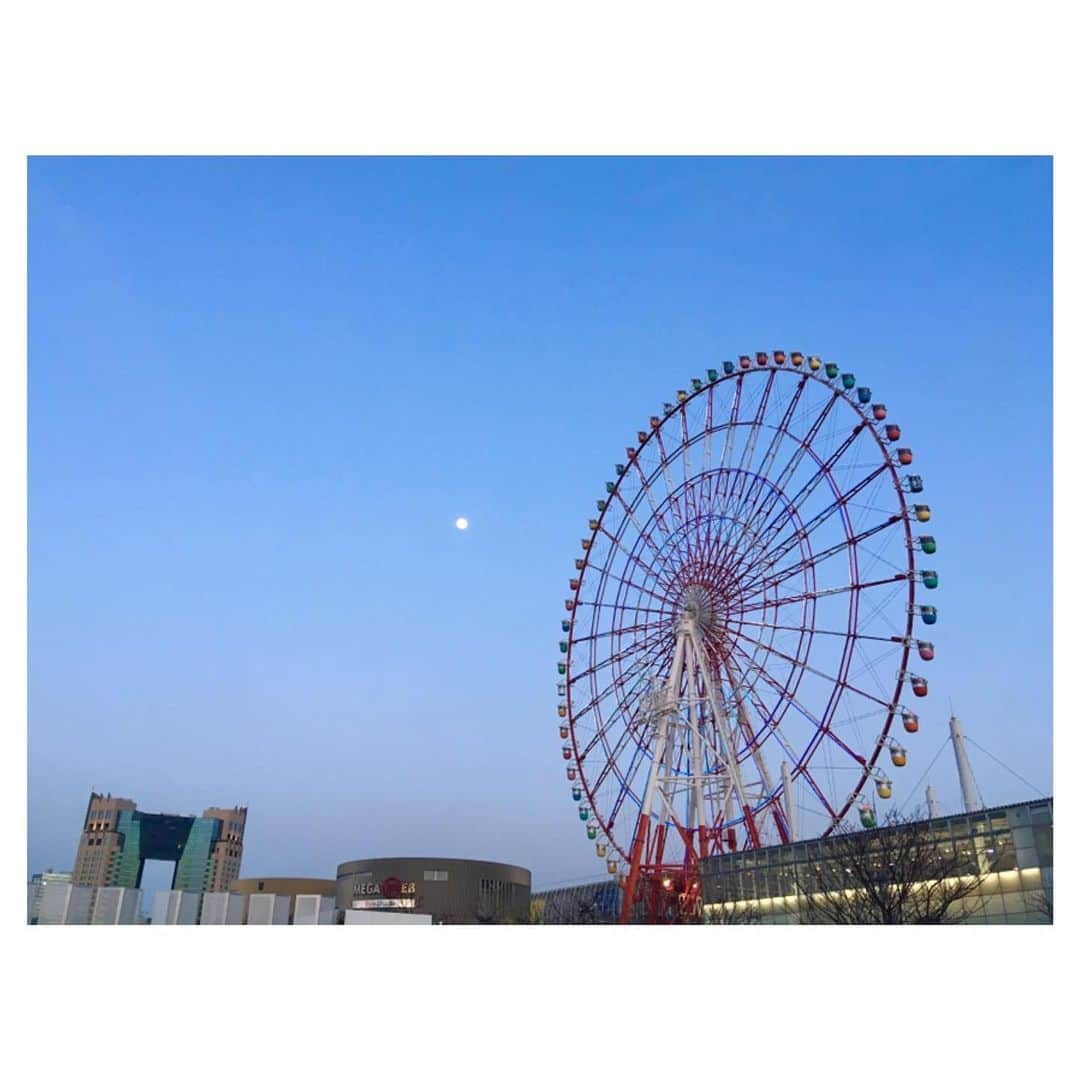 二見夕貴さんのインスタグラム写真 - (二見夕貴Instagram)「. 2020.02.07 ----------------------------- aiko ♡ Love Like Rock vol.9  @ Zepp Tokyo🎡Day1 ----------------------------- . LLRツアー後半戦！ いってきましたー\( ˆoˆ )/♡ . 今回整理番号神懸かりすぎてて aikoのLiveで初めて ステージ目前、花道最前いけた( °ω° ) 幕が落ちた瞬間に aikoの甘い匂いが〜〜😍. * . 近すぎて満足感半端なかったし、 aikoも衣装もかわいすぎたし、 カズがいけめんすぎて 目が合うの恥ずかしくなった🙈💕← 佐野さんの華麗なスティックチェンジも 目撃できて素敵だった☺️. * . 今回aikoにしてはMCあんまりなくて めちゃくちゃ曲やってくれた印象💡 セトリは懐かしの曲とか どハマりしてた曲が多くて やばい♡！って何度も言ってしまった😂 . 新曲2曲もやってくれたし、 ENも観客に応えてくれたのか ミニライブ並みにやってくれたし 素敵な発表を直に聴けたし aikoの涙ながらの想いも感じられたし Day2派だったけどDay1も最高だし 結局どのLiveも特別だなとまとまった🥺💕笑 . タオル忘れたから ねこタオルと追加黒ベルト購入♡ . "青空" とっても素敵な曲で イントロがわたしのツボすぎて リリースがもっとたのしみになった😍 スカパラ×aikoも間違いなく最強コラボ！ . . 疲れ果ててた心が少し晴れた😌. * . . . 今回aikoが言うほど凄まじかった 後ろから横からの欲望の圧がなければ、 もっと素晴らしい空間だった😂笑 . Rock!! . 後ろで彼女の盾になってた男の子 腕大丈夫だったかなー🥺笑 . #aiko #LLR9 #LoveLikeRock9 #zepptokyo #odaiba #お台場 #ライブ #スポーツ #aikoジャンキー #筋肉痛 #冷凍ビーム 初めて浴びた\( ⍢ )/」2月8日 23時23分 - yyyuki___