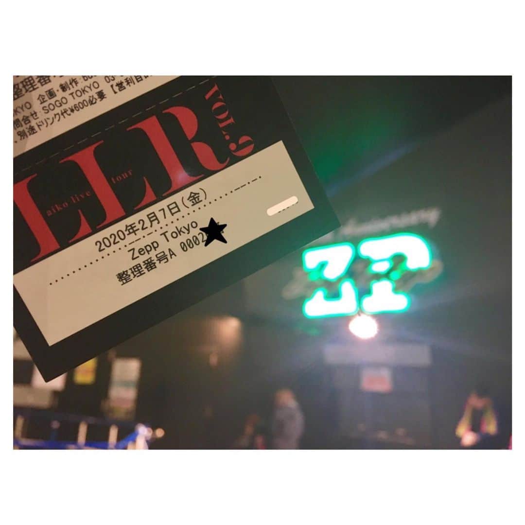 のインスタグラム：「. 2020.02.07 ----------------------------- aiko ♡ Love Like Rock vol.9  @ Zepp Tokyo🎡Day1 ----------------------------- . LLRツアー後半戦！ いってきましたー\( ˆoˆ )/♡ . 今回整理番号神懸かりすぎてて aikoのLiveで初めて ステージ目前、花道最前いけた( °ω° ) 幕が落ちた瞬間に aikoの甘い匂いが〜〜😍. * . 近すぎて満足感半端なかったし、 aikoも衣装もかわいすぎたし、 カズがいけめんすぎて 目が合うの恥ずかしくなった🙈💕← 佐野さんの華麗なスティックチェンジも 目撃できて素敵だった☺️. * . 今回aikoにしてはMCあんまりなくて めちゃくちゃ曲やってくれた印象💡 セトリは懐かしの曲とか どハマりしてた曲が多くて やばい♡！って何度も言ってしまった😂 . 新曲2曲もやってくれたし、 ENも観客に応えてくれたのか ミニライブ並みにやってくれたし 素敵な発表を直に聴けたし aikoの涙ながらの想いも感じられたし Day2派だったけどDay1も最高だし 結局どのLiveも特別だなとまとまった🥺💕笑 . タオル忘れたから ねこタオルと追加黒ベルト購入♡ . "青空" とっても素敵な曲で イントロがわたしのツボすぎて リリースがもっとたのしみになった😍 スカパラ×aikoも間違いなく最強コラボ！ . . 疲れ果ててた心が少し晴れた😌. * . . . 今回aikoが言うほど凄まじかった 後ろから横からの欲望の圧がなければ、 もっと素晴らしい空間だった😂笑 . Rock!! . 後ろで彼女の盾になってた男の子 腕大丈夫だったかなー🥺笑 . #aiko #LLR9 #LoveLikeRock9 #zepptokyo #odaiba #お台場 #ライブ #スポーツ #aikoジャンキー #筋肉痛 #冷凍ビーム 初めて浴びた\( ⍢ )/」