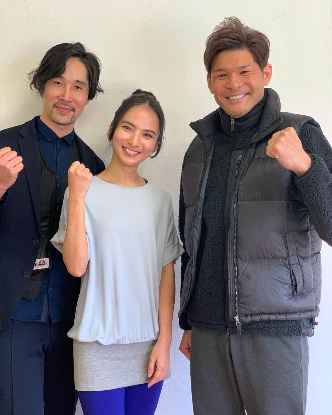 芥川舞子のインスタグラム：「#照英 さんとヨガ。  とあるお仕事で、俳優/タレントである照英さんにヨガを教えさせて頂きました🙏  いやーお世辞抜きで、まれにみるほど真剣な態度の素晴らしい生徒さんで... もう本当に心から、教えやすかったぁ！！！😭 たった1時間のレッスンで、みるみるうちに呼吸への親密性が深まっていくその様子は、普段からスポーツをされていて身体と向き合っているというだけでは決して無いような、持ち備えた素直なお心や豊かな感性によるものなのかと、感じました。  事前にスタッフの方から「スポーツ万能で運動は何でも出来てしまう人です」と伺っていた照英さんが人生初のヨガを行なっておっしゃったことは、 「ヨガって痛い痛い言いながら難しいポーズをやるものだと思ってたけど違うんですね...ヨガって呼吸なんだ！身体の硬さなどは関係ないと知ることができました。誤解してました。スポーツとは違う。このシンプルながらも難しい感じは、やってみないと絶対わからないですね」  でした。  この照英さんのお言葉に全てが詰まっています。 どうやら大切なことが伝えられたようです。  熱心に真剣に受けてくださったおかげで、こうして先生として機能できたことをとても嬉しく思います。 本当にありがとうございました🙏  special thanks 衣装提供： @glaz_respirer_japan」