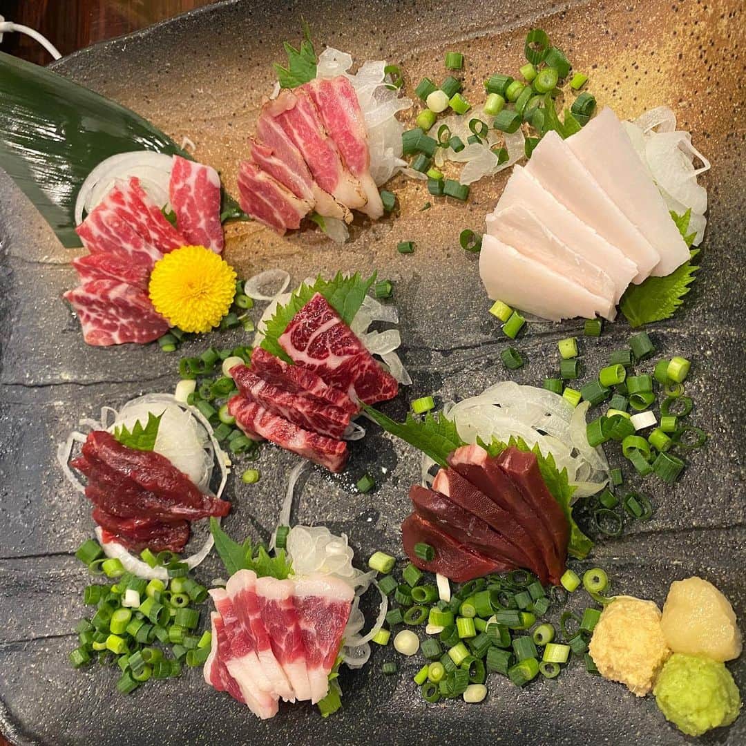 のインスタグラム：「やはり術後は馬かな。 #西新宿 #馬肉 #馬刺し #さくらみち  九州ダイニング さくらみち 新宿店 050-5869-2757 東京都新宿区西新宿1-19-11 西新宿甲州ビル 10Ｆ https://tabelog.com/tokyo/A1304/A130401/13119491/」