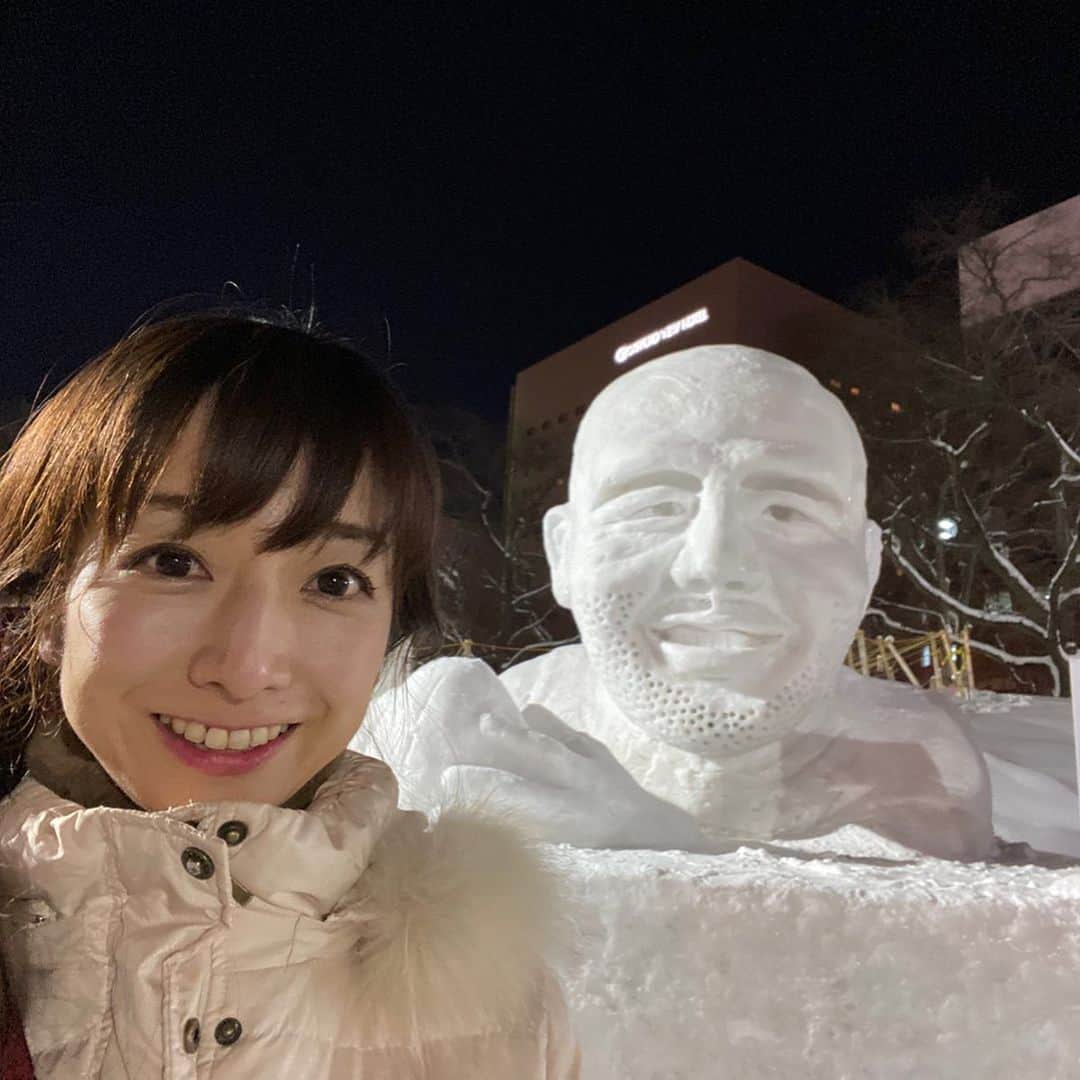 佐藤彩さんのインスタグラム写真 - (佐藤彩Instagram)「さっぽろ雪まつり、今年も素敵な雪像がたくさん⛄️ . . 大通7丁目のHBCポーランド広場では、ワジェンキ公園の水上宮殿とショパン像の雪像が美しい✨ 精巧に再現された姿、見応えがありますよ！  雪まつりは昼も楽しいですが、夜のライトアップされた姿も幻想的でけっこう好きです😊  プロジェクションマッピングが行われる大雪像も迫力がありますが、ライトアップだけでもかなり綺麗ですねー✨  市民雪像のリーチマイケル選手の再現度もすごかった… 髭の表現とか、色をつけられないなかで穴を開けるという方法があったのかぁと感心しながら見ていました。 昨年末の自分のこともちょっぴり思い出しつつ、ツーショット写真。 1人で見に行っても楽しかったですよ😊 さっぽろ雪まつりは、あさって11日までの開催です⛄️ . . . さて、今朝は強烈に寒い朝… 旭川市江丹別では-36.0℃まで気温が下がったようですね。 これは19年ぶりの低い気温なのだとか… 昨年陸別で-24℃は経験しましたが、36までいくとどれだけしばれる感覚なのでしょうか…😵 皆さん体調は大丈夫ですか？  私の住んでいるマンションの玄関の自動ドアは、今朝、寒さのせいで凍り始めたのか…開きはしたものの、めちゃくちゃ動きがスローモーションでした。笑 札幌でも-14.9℃まで下がった今朝。 あったかくして、乗り切りましょう！  #さっぽろ雪まつり #HBCポーランド広場 #ワジェンキ公園の水上宮殿とショパン像  #ライトアップ綺麗 #マイナス36度 #ひぇー #スローモーション自動ドアが面白くてツボ #HBC #アナウンサー #佐藤彩」2月9日 8時59分 - hbc_ayasato