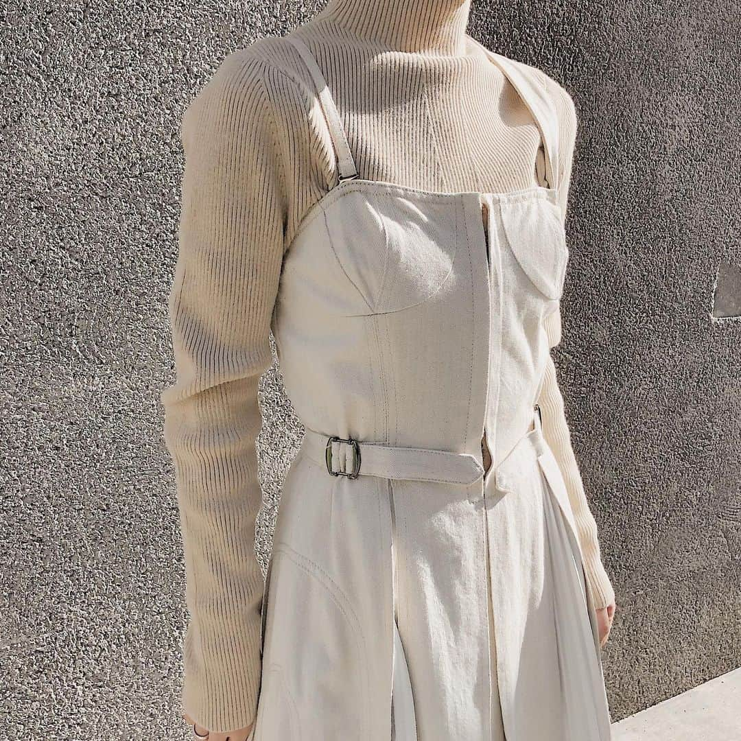 CASA FLINEさんのインスタグラム写真 - (CASA FLINEInstagram)「Spring summer 2020﻿ Front hook pleats one-piece﻿ フロントホックプリーツワンピース Limited Color \ Ivory﻿ ﻿ ハイウェストの位置で切り替えたfit & flare シルエット  ハーフカップデザインなので、小柄な方はストラップを短めにしフルカップに ストラップを外してベアトップのように着用頂いてもサイドのベルトで調整もできますし、バックにシャーリングがきいているのでfitするデザインです  日本デニムの産地である岡山のデニムを使用し﻿ センシュアルな印象を与えるivoryの限定カラー﻿ CASA FLINEのICON dress フロントホックデニムワンピース の新色になります﻿ ﻿ ﻿ ﻿ Sustainable policy ﻿ Local Made\Japan Fabric \Natural ﻿ ﻿ ﻿ ﻿Model:154cm\ 5ft #casafline #sustainable #sustainablefashion #organic #craftmanship #upcycle #reuse﻿ #madebyearth#earth#ethical#nature#20ss#spring #summer#tokyo #fashion #modefashion﻿ #sustainablemodefashion #casaflineforearth #フロントホックデニムワンピース」2月9日 9時16分 - casa_fline