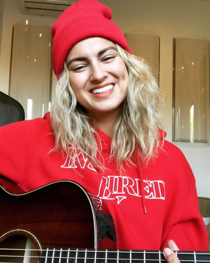 トーライ・ケリーのインスタグラム：「HAPPY 5TH BIRTHDAY TO MY FIRST SINGLE #NOBODYLOVE 💕🥳 to celebrate, here’s me doing too many runs🙃」