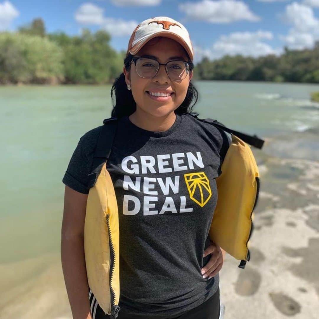 キャメロン・ラッセルのインスタグラム：「If you have spare funds or room on your timeline to share her name and story, consider joining me in supporting @jcisnerostx_ for Congress. Her opponent, Rep. Henry Cuellar, is the largest Democratic congressional recipient of funds from the oil and gas industry. He's been collecting corporate PAC checks from everyone from the Koch Brothers to the private prison industry for over a decade,  has an “A” rating from the NRA, and voted to defund reproductive and women’s health services.... and Jessica’s team need a lot of  resources to compete with him for these last 24 days! Jessica is the proud daughter of Mexican immigrant farm workers, she is a 26-year-old human rights lawyer, and she is fighting to build an America for all of us. LINK IN BIO to donate!」