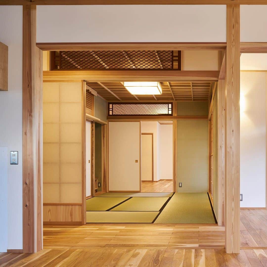 Yasuhiro Arimuraさんのインスタグラム写真 - (Yasuhiro ArimuraInstagram)「欄間を取り付けた和室。普段は開けっ放しで利用し、使う時は個室にするなど使い方は多種多様。ベッドもいいけどたまには和室でお布団もイイですよね！ ---------------------------------------------------- more photos... 👉 @yasuhiro.arimura ---------------------------------------------------- #住まいず #sumais  #注文住宅  #家づくり #マイホーム  #マイホーム計画 #木の家 #福島県 #住まい #新築 #欄間  #鹿児島 #霧島市 #工務店  #工務店がつくる家  #工務店だからつくれる家  #福島市  #木の家  #自然素材 #デザイン  #暮らし #暮らしを楽しむ #シンプルな暮らし #丁寧な暮らし #和室  #造作収納 #田舎暮らし #wisescape #instahouse」2月9日 9時18分 - yasuhiro.arimura