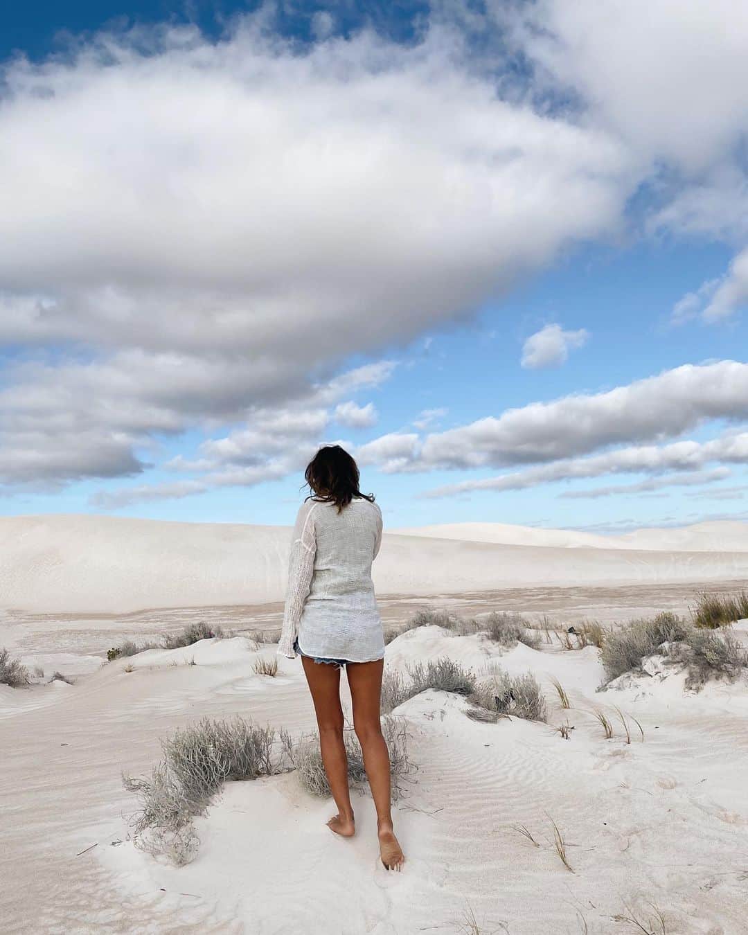 宮崎絹子さんのインスタグラム写真 - (宮崎絹子Instagram)「昨日は Lancelinへドライブ✨ 前にも来たことがあったけどやっぱりさらさらの白い砂丘はとっても綺麗だった✨ ㅤㅤㅤㅤㅤㅤㅤㅤㅤㅤㅤㅤㅤ でも夕方から風が強くて、飛ばされそうになった😂(2枚目) ㅤㅤㅤㅤㅤㅤㅤㅤㅤㅤㅤㅤㅤ Perthも綺麗なところいっぱい✨ ㅤㅤㅤㅤㅤㅤㅤㅤㅤㅤㅤㅤㅤ お洋服はbyronbayちかくにあるバンガローにある @bisque__ と @searoomlynn_official  ジュエリーは @smokyblue_official とその新作。また改めてアップするね♡ ㅤㅤㅤㅤㅤㅤㅤㅤㅤㅤㅤㅤㅤ #babykiy_perth #lancelinsanddunes #パース」2月9日 9時18分 - babykiy