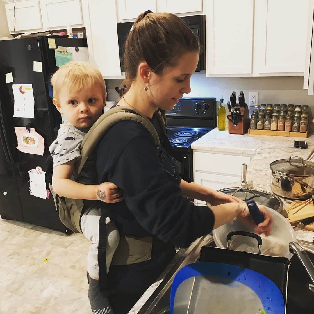 デリック・ディラードのインスタグラム：「Baby Sam helping Jill in the kitchen 😍 #teachemyoung #ergobaby #womanswork」