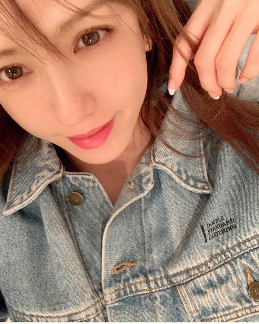 美香さんのインスタグラム写真 - (美香Instagram)「風邪でダウン🤧 でも 息子がスキー合宿から戻ってきたので 嬉しくてたまりません☺️合宿 頑張ったねー🎿！！ ママにお土産買って来たよー と。 チョコレート🍫❤️❤️❤️ 泣きそうでした笑  嬉しかったよ ありがとう🥰  息子のスキー合宿のバスを見送った後、 @christinaginza で肌メンテナンスをしてきました☺️ ハイフとマッサージピールをしました💗💗💗 キュッと引き締まる感じ。 2、3か月後に効果を一番感じるそうなので 楽しみです！」2月9日 9時37分 - mikaofficial99