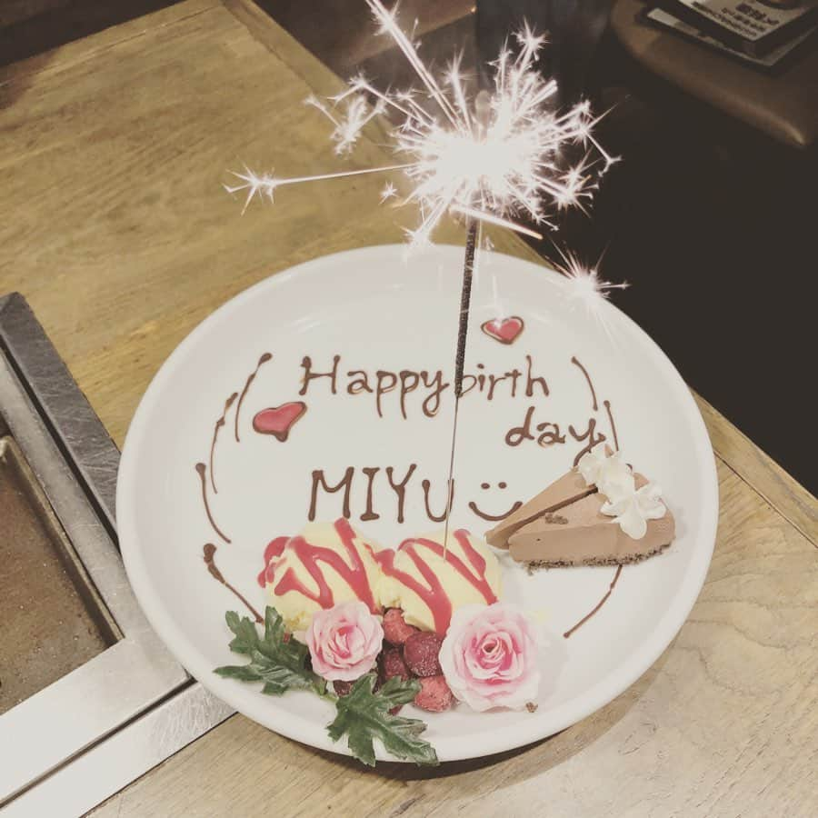 七輝かおるのインスタグラム：「超私事ですが、無事に誕生日を迎えて、１つ歳をとりました🙌🏻 お祝いのメッセージを下さった皆様、有難うございます☺️💕💕 今年はスキルアップの歳にする予定です💪🏻(多分来年も😂) 20代もあと２年、、、 今のうちに出来ることをやって行きたいと思います‼️ 頑張るどー💪🏻💪🏻」