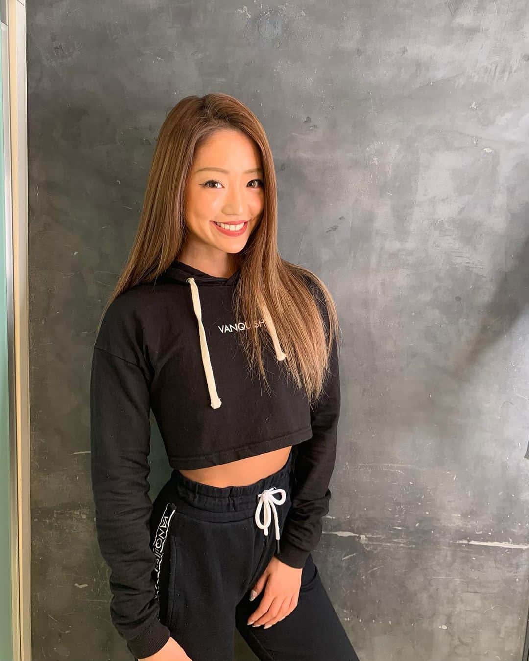 のインスタグラム：「. . 大会が終わったら1度エクステを取るんだけど、 切るか伸ばすか考え中です🙋‍♀️🧡悩ましい！ みんなはどっちが好き？🙈✨聞かせてーーー❤︎ . #ロングヘア#ショートヘア#悩み中🤔#聞いておいてそっちにしなかったらごめんね🙏#着心地最高ウェア🏋️‍♂️ All XS @vqfit / @vqfitwomen」