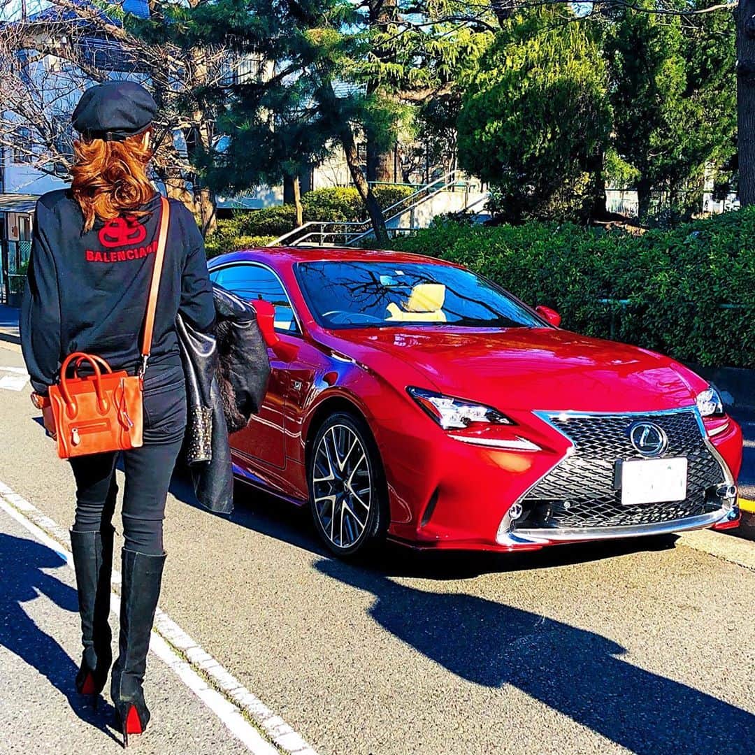 麻美さんのインスタグラム写真 - (麻美Instagram)「今月の愛車🚗 ． 赤のレクサス❣️❣️❣️ ． 車も着替える時代🚘 ．」2月9日 10時08分 - mami0s