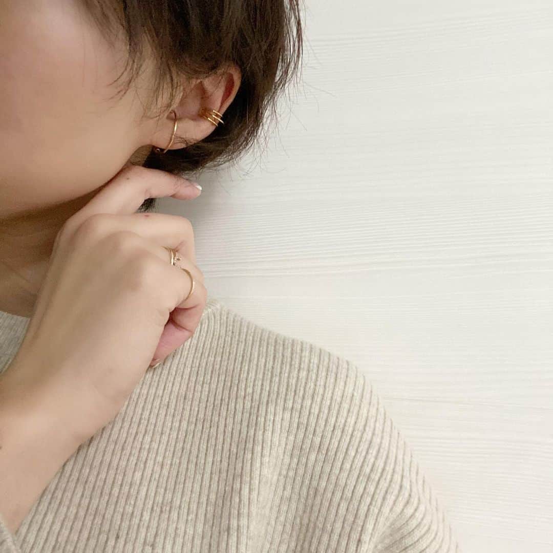 Yukarisuminoさんのインスタグラム写真 - (YukarisuminoInstagram)「今日はイヤーカフとピアスを組み合わせてみました。 イヤーカフはつける時広げて、つけたらぎゅっと耳にフィットさせて下さい^ ^曲げ伸ばししても大丈夫な素材です。 イヤーカフ初トライの方にもおすすめしたい、合わせやすいデザインです。  下のがピアスで @aya.masayan さんコラボのもの。ピアス？イヤーカフ？みたいなデザインですごくかわいいのです。 あやさんコラボは今週発売です。(ページ作り頑張りますˊᵕˋ⑅) #イヤーカフ #イヤーカフピアス #イヤカフ #イヤカフコーデ #イヤカフピアス #レスブリス　#ママジュエリー　#ママアクセサリー　 #ピアス　#シンプルアクセサリー #シンプルアクセ」2月9日 10時08分 - yukarisumino