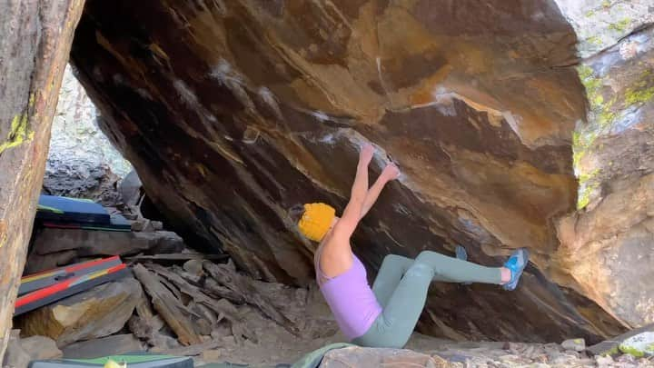 Alexis Mascarenasのインスタグラム：「🤍 Video of Lions Den ~V9 from last weekend 🤍  #climbwithhonor #uselessdomore #southerncolorado #bouldering #girlsboulder #organicclimbing #climbing #yoga」