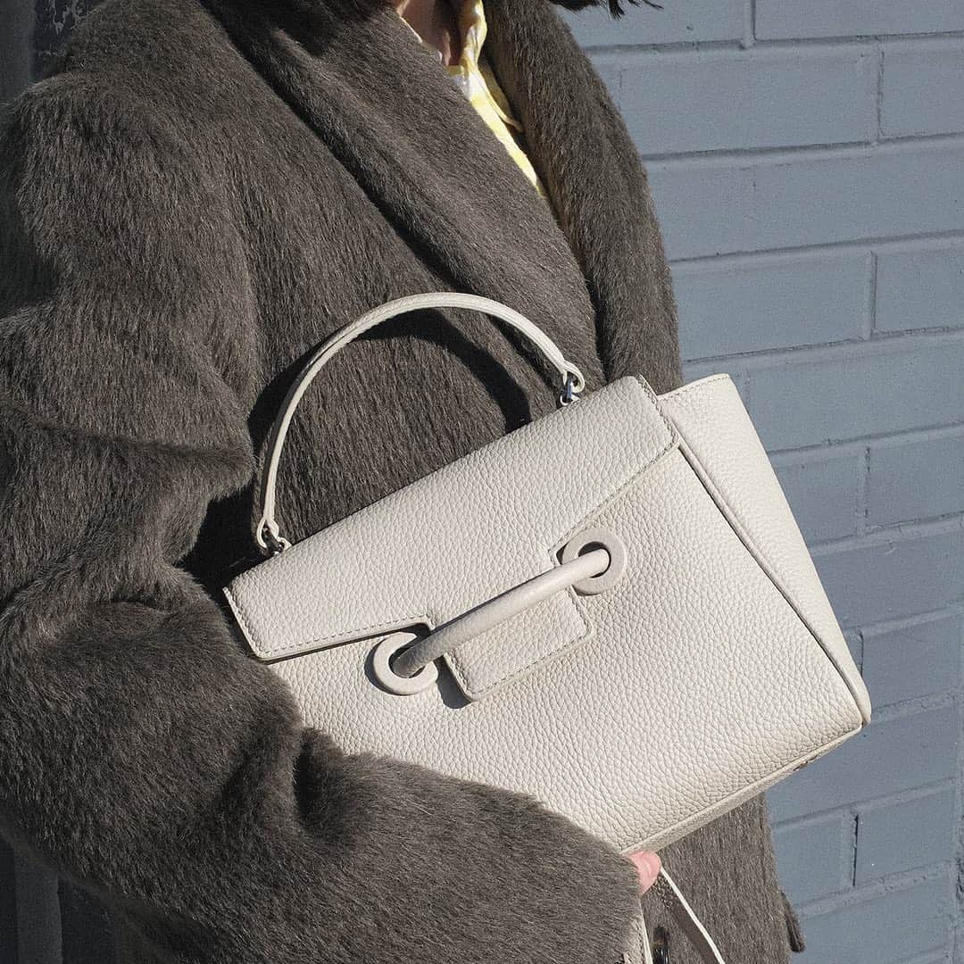 のインスタグラム：「エレガントかつ、シンプルなフォルムのEver。  #vasic #ss20 #ever #ivory #black #taupe #handbag #shoulderbag #2waybag #newitems #vasicnews」