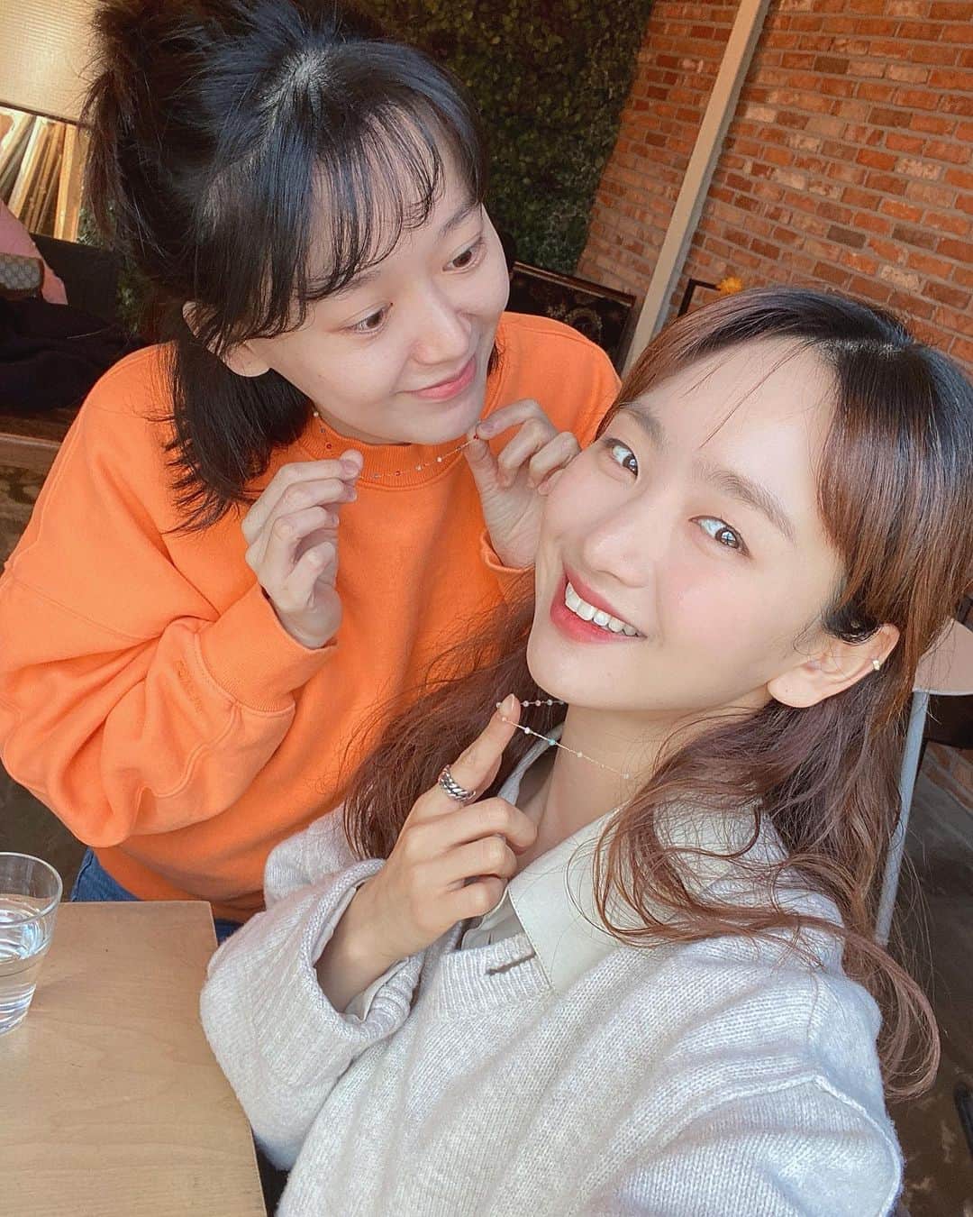 ウォン・ジナのインスタグラム：「카페와서 급 목걸이 겟겟😍 보정스는사랑입니다🧡」
