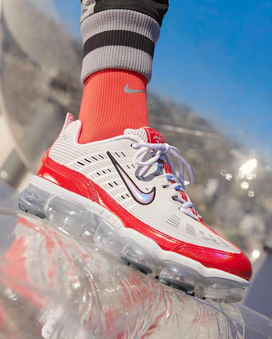 Nike Sportswearさんのインスタグラム写真 - (Nike SportswearInstagram)「Full circle.⁣⁣ ⁣⁣ A visionary 2006 silhouette returns, updated with the latest in Air Max technology. This is the Air VaporMax 360.⁣⁣ ⁣⁣ Tap the link in bio to shop. #shareyourair #airmax」2月9日 2時00分 - nikesportswear