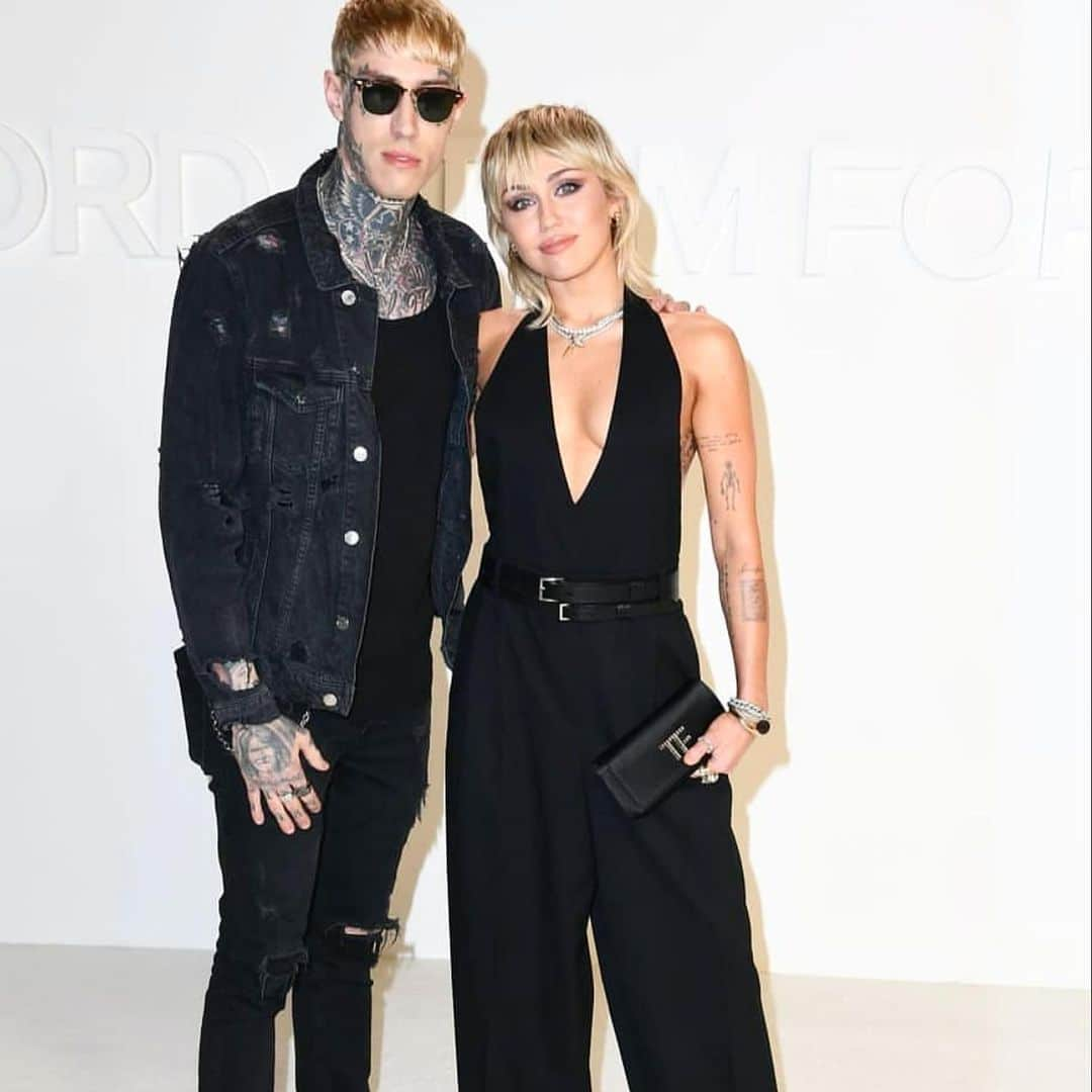 マイリー・サイラスさんのインスタグラム写真 - (マイリー・サイラスInstagram)「My baby and big brother in one place ..... the @tomford show of courseeeeee #FASHIONRUNSINOURFAM @lilnasx @tracecyrus」2月9日 2時10分 - mileycyrus