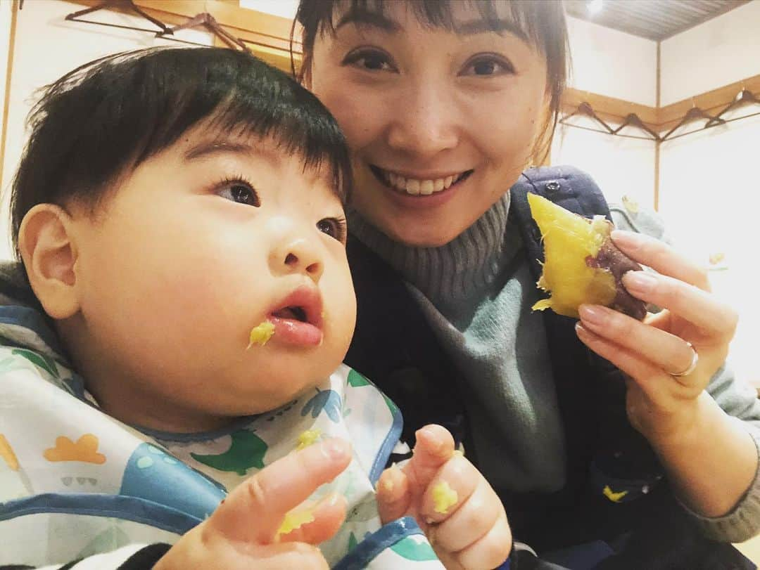 星野涼子さんのインスタグラム写真 - (星野涼子Instagram)「芋やすの実店舗は座敷ありのカフェで、焼き芋は子供とも一緒に楽しめるのが嬉しい😆 初めて行った時、息子用に机に挟んで使うベビーチェアーを持参したら、店員さんが今度用意しておきます😊と言ってくれて、次行った時本当に用意してくれていて、 誠実！親切！おいしい！芋やすさんの大ファンです🤩  #焼き芋　#芋やす　#古民家風カフェ　#座敷　#さつまいも　#ベビーチェアー #sweetpotato #고구마」2月9日 2時50分 - ryoko.hoshino