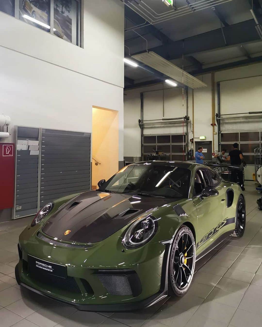 CarsWithoutLimitsさんのインスタグラム写真 - (CarsWithoutLimitsInstagram)「Nato Olive Porsche GT3 RS Photo @fabiofigueiredo8  #carswithoutlimits #gt3rs」2月9日 3時10分 - carswithoutlimits