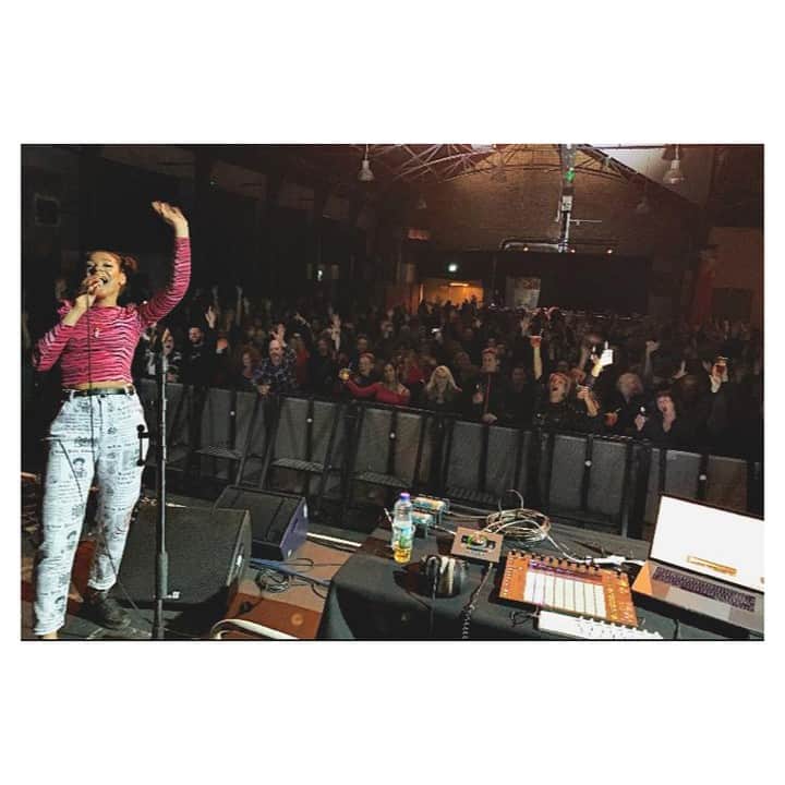 アヌーシュカのインスタグラム：「Supporting Soul II Soul was 🔥」
