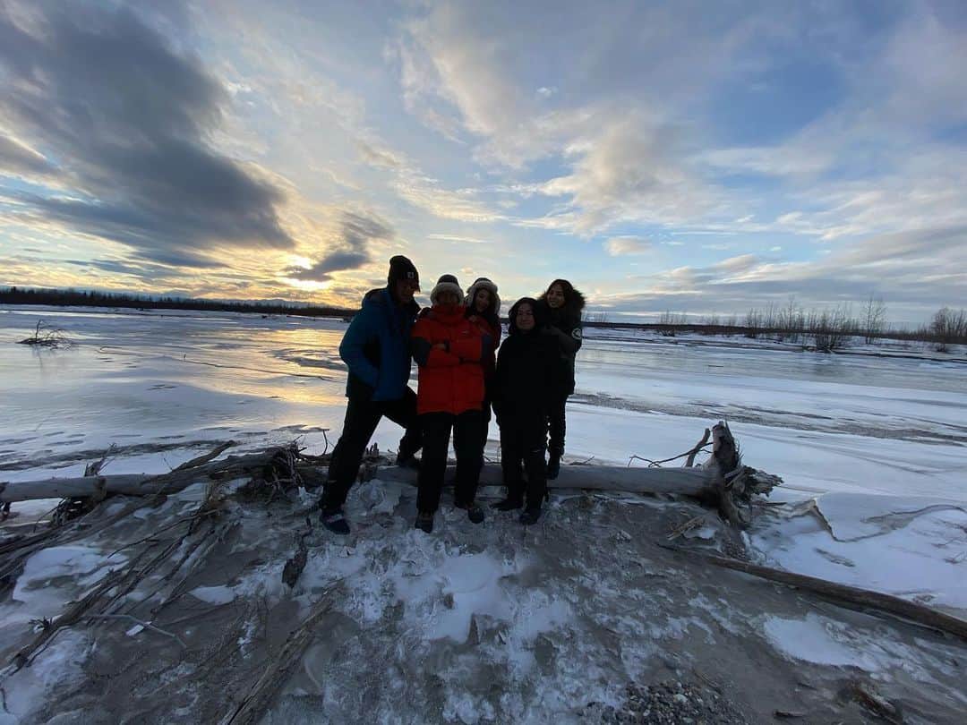 長谷川朋美さんのインスタグラム写真 - (長谷川朋美Instagram)「生まれて初めて凍った川の上を歩いた✨ なんて神秘的なviewと体験なんだろう😍 ・ この川も暖かい季節には美しい水の流れの川となり、 今は冬眠している熊たちが川に魚を獲りに来る。 ・ 自然は偉大で、そして美しい✨ 全てに感謝☺️ ・ #river #ice #snow #冬 #winter #アラスカ #Alaska #beautifuview #amazingview」2月9日 3時32分 - hasegawa.elena.tomomi