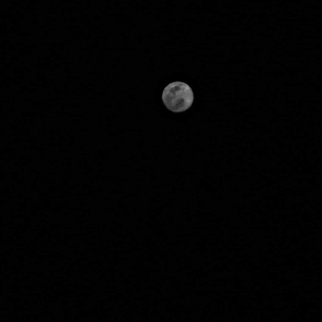 ホ・ヨンセンのインスタグラム：「정월대보름 달빛이 이렇게 밝았었나? "달 표면에는 크레이터가 30만개가 넘는데.." 다음 대사가 기억이 안나는군ㅠㅜ -모든순간이너였다 뮤지컬 中-  Good night!!」