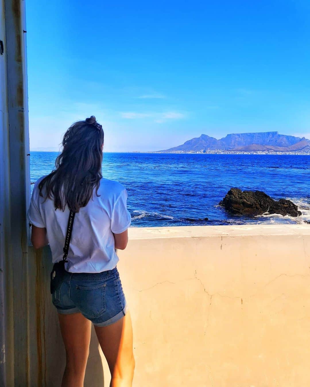 フェムケ・ヘームスケルクのインスタグラム：「"As I walked out the door towards the gate that would lead to my freedom, I knew if I didn't leave my bitternes and hatred behind, I'd still be in prison." - Nelson Mandela - . . . #RobbenIsland #Mandela #SouthAfrica 📸 : @kiratoussaint」