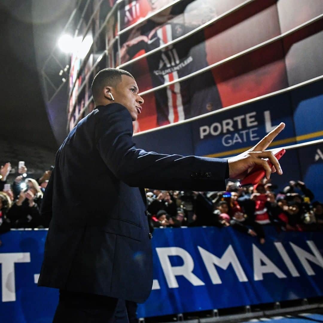 パリ・サンジェルマンFCさんのインスタグラム写真 - (パリ・サンジェルマンFCInstagram)「See you tomorrow ✨ À demain ✨ . #ParisSaintGermain #PSG #Paris #Football #AllezParis #ICICESTPARIS #Mbappé #KylianMbappé #PSGOL #Ligue1 #France #ParcDesPrinces」2月9日 4時23分 - psg