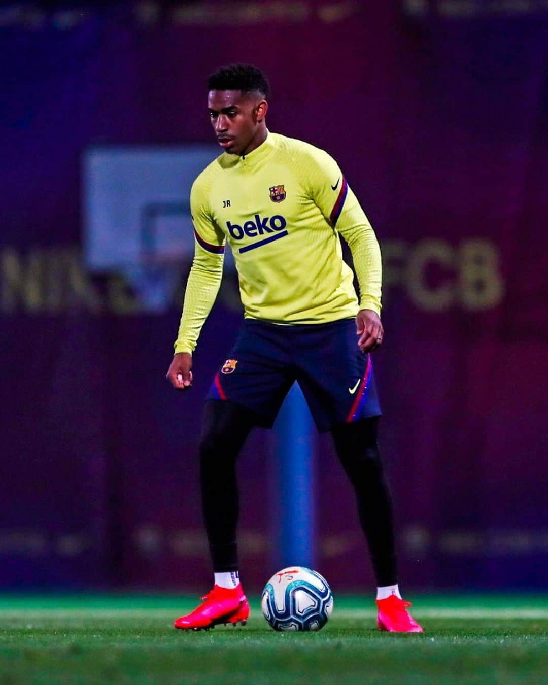 FCバルセロナさんのインスタグラム写真 - (FCバルセロナInstagram)「💪 Training session ahead of #BetisBarça 💪 Preparados para el partido de este domingo en Sevilla 💪 Aquest diumenge juguem contra el Betis. Som-hi equip!」2月9日 4時55分 - fcbarcelona