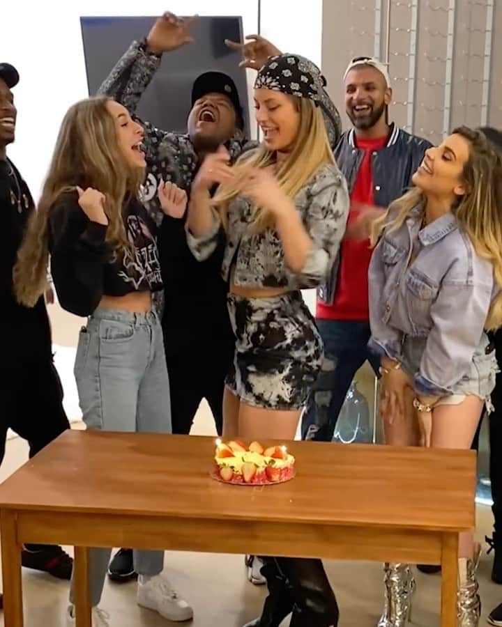 Hannah Stockingのインスタグラム：「I NOW HAVE A CONCUSSION 🎂😤 (Wait for it) @hanagiraldo @kylemassey @jazgabriella」