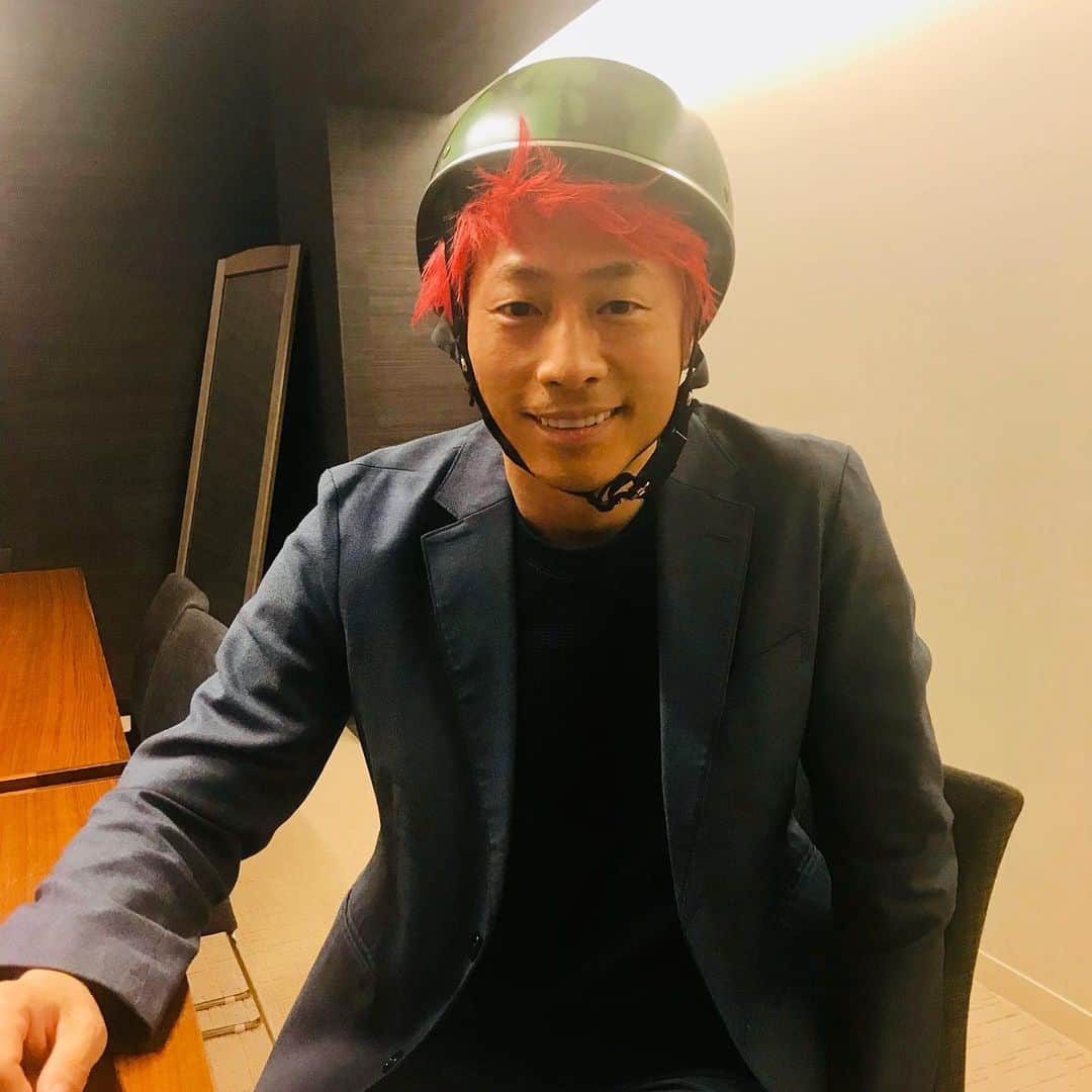 田村淳のインスタグラム：「スイカが割れて中身が飛び出してるみたいになってるね」