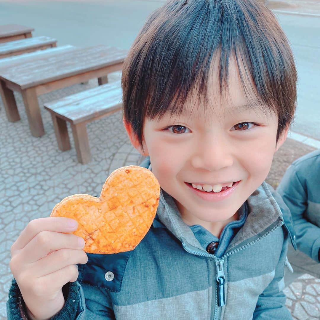 のインスタグラム：「可愛いものが大好きなあっくんが見つけたハート煎餅♥️ 食べるのが勿体ないと言い、手がベタベタになるまで持っている(笑)  そんなあっくんが好きです…☺️💕 #brother4 #あっくん #子供は純粋で可愛い」