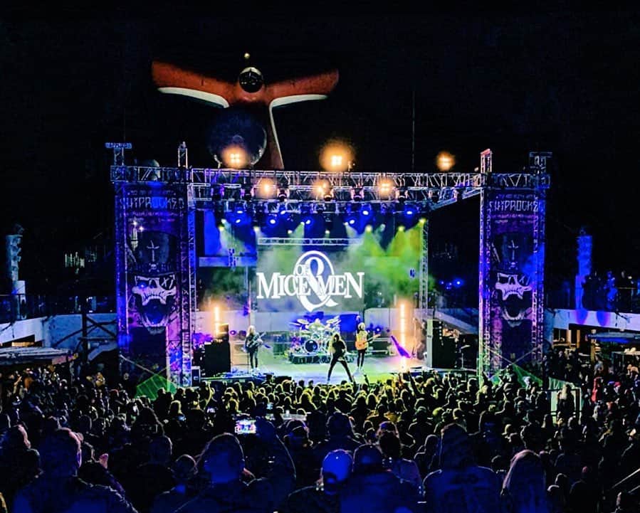 Of Mice & Menのインスタグラム：「🤘🛳THANK YOU SHIPROCKED!🛳🤘 It was our first voyage & we had a blast! Massive thanks to everyone aboard the @carnival valor, our awesome crew & the entire @shiprocked team for such an incredible experience for all!🙌💯 • 📸 1 @xtina.mac 2 @sgthamsandwich 3&4 @susierenee • #OfMiceAndMen #OMandM #OfMiceOnTour #Shiprocked #Shiprocked2020 #Carnival #CarnivalValor」