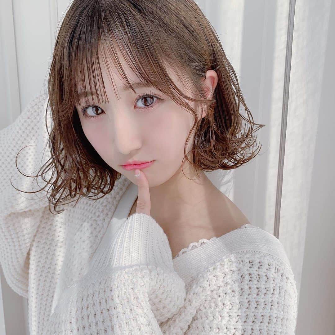 田辺真南葉さんのインスタグラム写真 - (田辺真南葉Instagram)「🧸𝚌𝚊𝚌𝚑𝚎 𝚌𝚊𝚌𝚑𝚎🧸 . . . わたるさんまじっくにかかりました✂️ . わたるさんはほんとに凄いんだよ🧞‍♂️ しゅぱって感じですぐ魔法を使えて 髪の毛のセンスもだし撮影のセンスもだし それにお人柄もとても素晴らしくてね 沢山の方に愛される理由も分かりますね . 写真撮ってくださる時に凄いね可愛いね！って 褒めてるのでお姫様になった気分です👸🏻 . 話してて自然とニコニコというか ニマニマな感じに口角が二ヒニヒします☺️ 色んな方にもっともっとこの ニコニマニヒ体験して欲しい💭 3月の予約も楽しみだなん  #cachecache  #ボブ  #ボブヘアアレンジ  #ミルクティーカラー #ヘアカラー #かしゅかしゅ #わたるマジック  #whoswhoChico #niceclaup  #フーチコ #ナイスクラップ」2月9日 10時41分 - manaha_tanabe