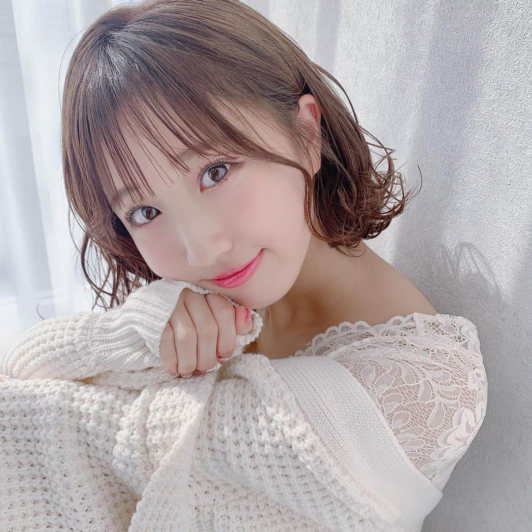 田辺真南葉さんのインスタグラム写真 - (田辺真南葉Instagram)「🧸𝚌𝚊𝚌𝚑𝚎 𝚌𝚊𝚌𝚑𝚎🧸 . . . わたるさんまじっくにかかりました✂️ . わたるさんはほんとに凄いんだよ🧞‍♂️ しゅぱって感じですぐ魔法を使えて 髪の毛のセンスもだし撮影のセンスもだし それにお人柄もとても素晴らしくてね 沢山の方に愛される理由も分かりますね . 写真撮ってくださる時に凄いね可愛いね！って 褒めてるのでお姫様になった気分です👸🏻 . 話してて自然とニコニコというか ニマニマな感じに口角が二ヒニヒします☺️ 色んな方にもっともっとこの ニコニマニヒ体験して欲しい💭 3月の予約も楽しみだなん  #cachecache  #ボブ  #ボブヘアアレンジ  #ミルクティーカラー #ヘアカラー #かしゅかしゅ #わたるマジック  #whoswhoChico #niceclaup  #フーチコ #ナイスクラップ」2月9日 10時41分 - manaha_tanabe