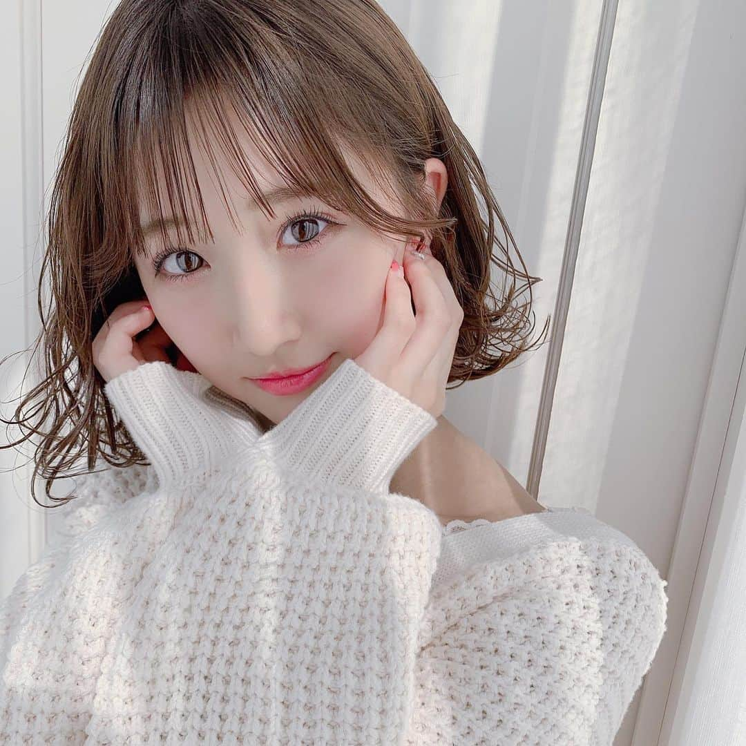 田辺真南葉さんのインスタグラム写真 - (田辺真南葉Instagram)「🧸𝚌𝚊𝚌𝚑𝚎 𝚌𝚊𝚌𝚑𝚎🧸 . . . わたるさんまじっくにかかりました✂️ . わたるさんはほんとに凄いんだよ🧞‍♂️ しゅぱって感じですぐ魔法を使えて 髪の毛のセンスもだし撮影のセンスもだし それにお人柄もとても素晴らしくてね 沢山の方に愛される理由も分かりますね . 写真撮ってくださる時に凄いね可愛いね！って 褒めてるのでお姫様になった気分です👸🏻 . 話してて自然とニコニコというか ニマニマな感じに口角が二ヒニヒします☺️ 色んな方にもっともっとこの ニコニマニヒ体験して欲しい💭 3月の予約も楽しみだなん  #cachecache  #ボブ  #ボブヘアアレンジ  #ミルクティーカラー #ヘアカラー #かしゅかしゅ #わたるマジック  #whoswhoChico #niceclaup  #フーチコ #ナイスクラップ」2月9日 10時41分 - manaha_tanabe