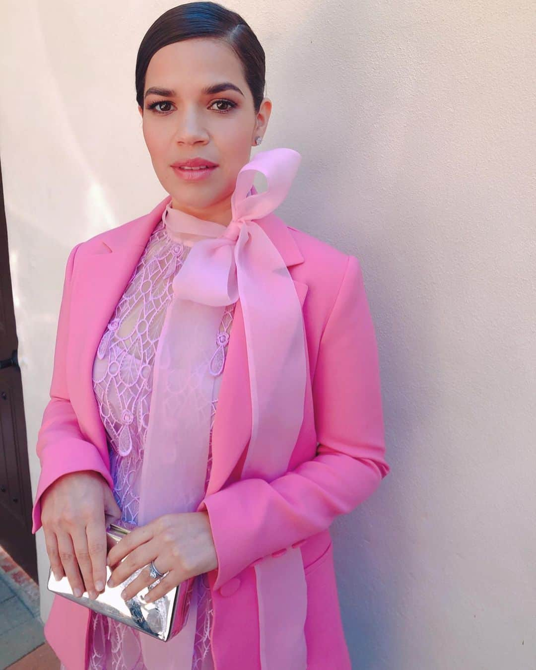 アメリカ・フェレーラさんのインスタグラム写真 - (アメリカ・フェレーラInstagram)「Pink Power for the #SpiritAwards where I get to present the Bonnie Award to honor an extraordinary female director 💗. Love to the Glam Squad: @karlawelchstylist  @hairbyaviva  @fionastiles  @nailsbyemikudo」2月9日 5時15分 - americaferrera